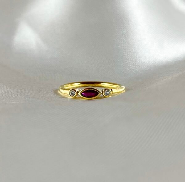 Anillo de oro amarillo con 2 diamantes y 1 rubí central 5