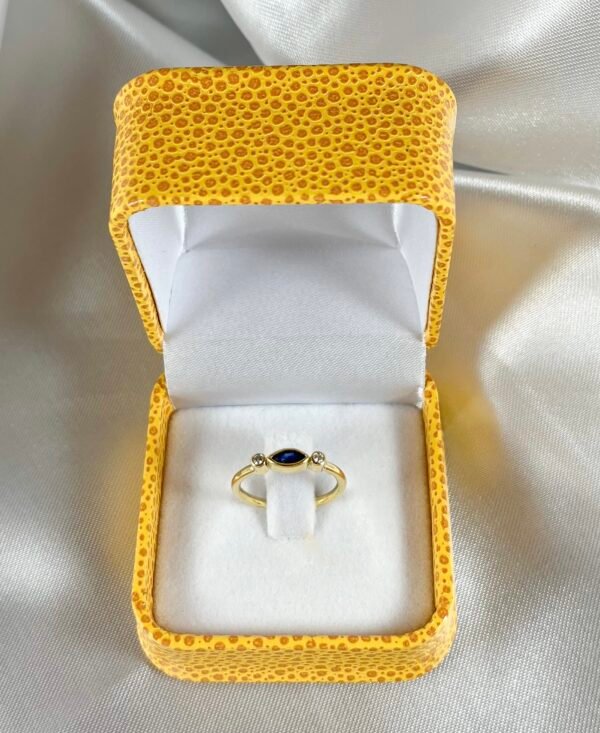 Anillo de oro amarillo con 2 diamantes y 1 zafiro ovalado central 2