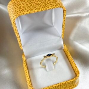 Anillo de oro amarillo con 2 diamantes y 1 zafiro ovalado central